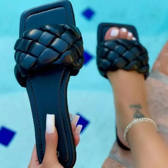 2024 Sommer Damen Neue Quadratische Zehenpartie Flache Sohle Geflochtene In-Line Damen-Strandsandalen/Slipper in Übergrößen Vielseitige Freizeitpantoffeln