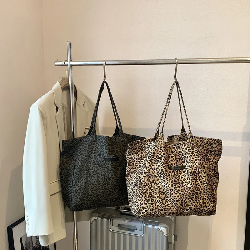 Canvas Material 2024 New Shoulder Bag Leopard Print Large Capacity Trendy Fashion Handbag Soft Versatile Commuting Tote Bag