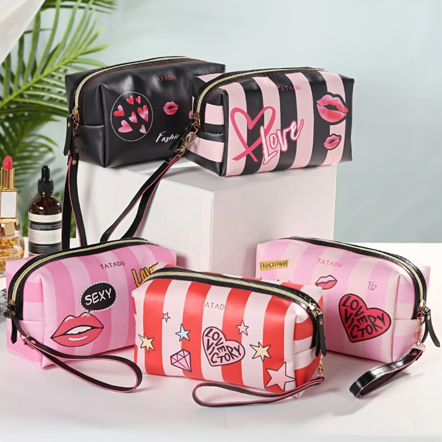 1pc New Creative Carron Heart Makeup Bag Fashion Valentine's Day Gift Graffiti Printed Bag For Women