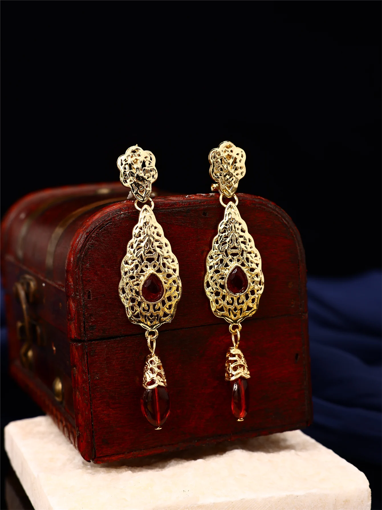 

1 Pair of Stylish and Elegant Women's Earrings with Hollow Carving, Paired with Artificial Gemstone Pendants and Inlaid Rhinestones, Women's Holiday Banquet Jewelry Earrings