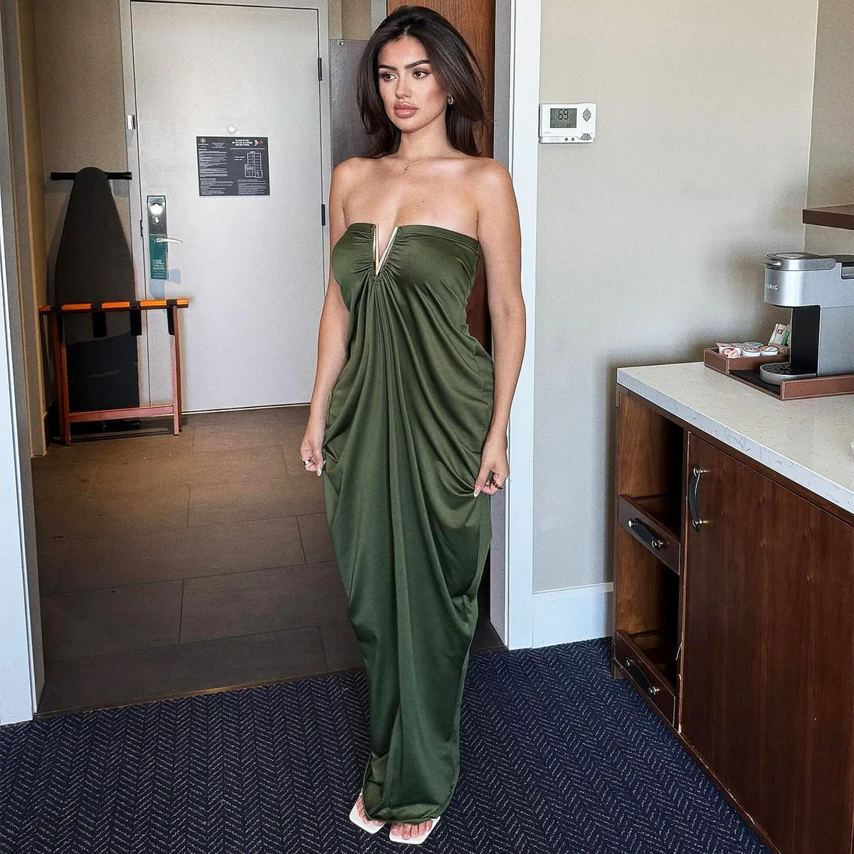 セクシーなストラップレスオフショルダーサテンマキシドレス レディース ノースリーブ ソリッドグリーン フェアリーサンドレス 2025 夏の夜 プロム エレガントな服