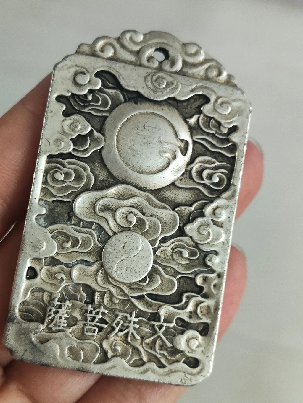 الرجعية الفضة التبتية على الوجهين نحت Manjushri Guanyin العلامة التجارية الأخضر الأم قلادة الصين هدية