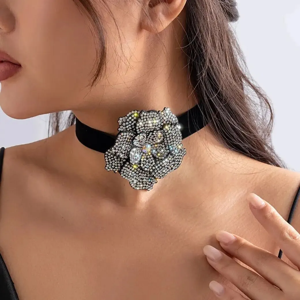 Übertriebene große Strass-Blume, kurze Halsband-Halskette für Frauen, Goth, eleganter schwarzer Samt, ästhetischer Mi-Schmuck, Geschenk