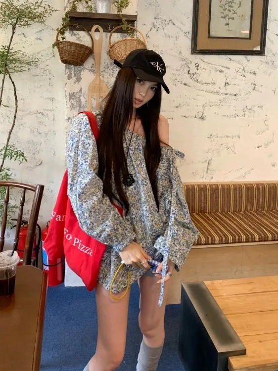 قميص نسائي كوري كلاسيكي مطبوع عليه زهور مكشوف الأكتاف فضفاض بأكمام طويلة قميص تنحيف أوائل الخريف بلوزة غير رسمية بأكمام فقاعية