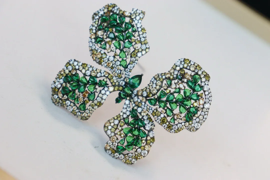 Ruihe Graceful Butterfly Brooch S925 Silver 5A Quality Green Color CZ Gemstone Jewelry for Ladies Elegant Gift