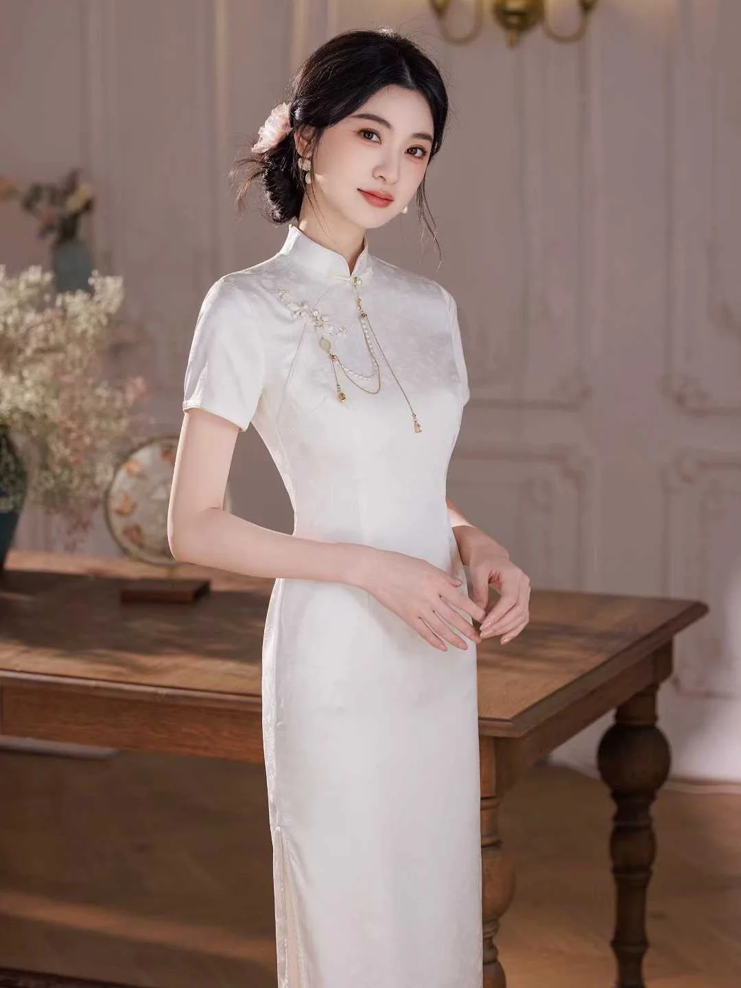

Engagement Embroidered White Unique Beautiful Traditional Chinese Daily Wear Low Slit ort Sve Mid-Length Cheon...