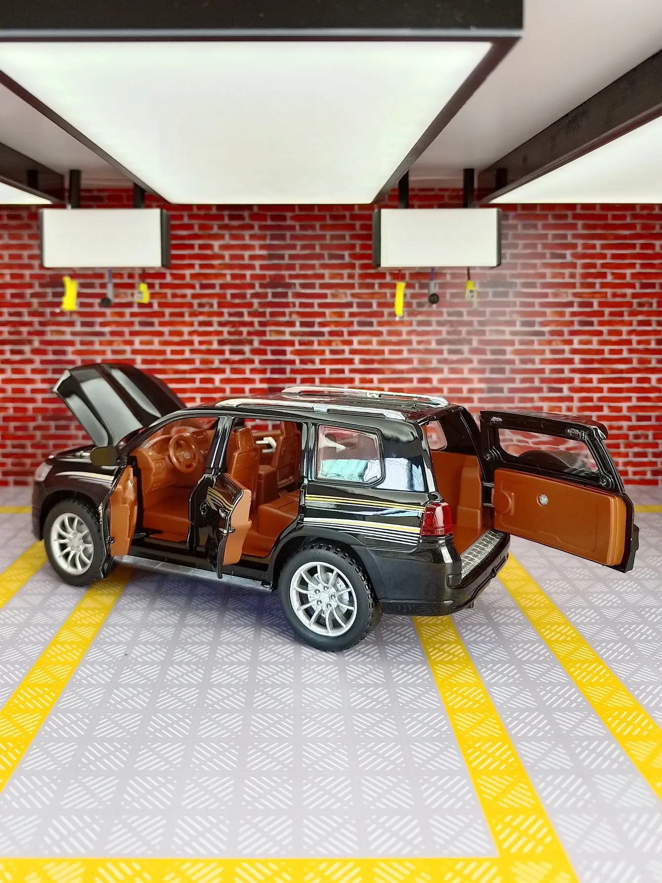 1:24 Simula il modello di auto in lega Toyota Prado, porte e cofano motore, bagagliaio può essere aperto, forza di ritorno, regali sonori e luminosi