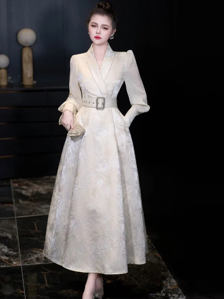 2026 ربيع جديد الفرنسية أنيقة الراقية الجاكار فساتين طويلة الخامس الرقبة طويلة الأكمام حزام سليم ألف خط فستان الحفلات المسائية للنساء