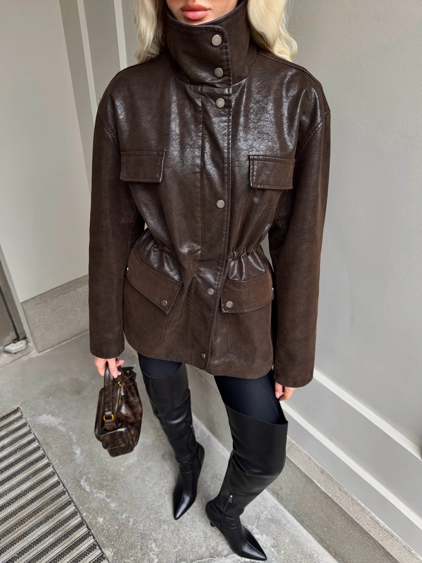 Laur Women Faux Leather Jacket, Stand Collar Drawstring Waist Safari Coat, Multi‑Pocket Vintage Brown PU Outerwear for Autumn
