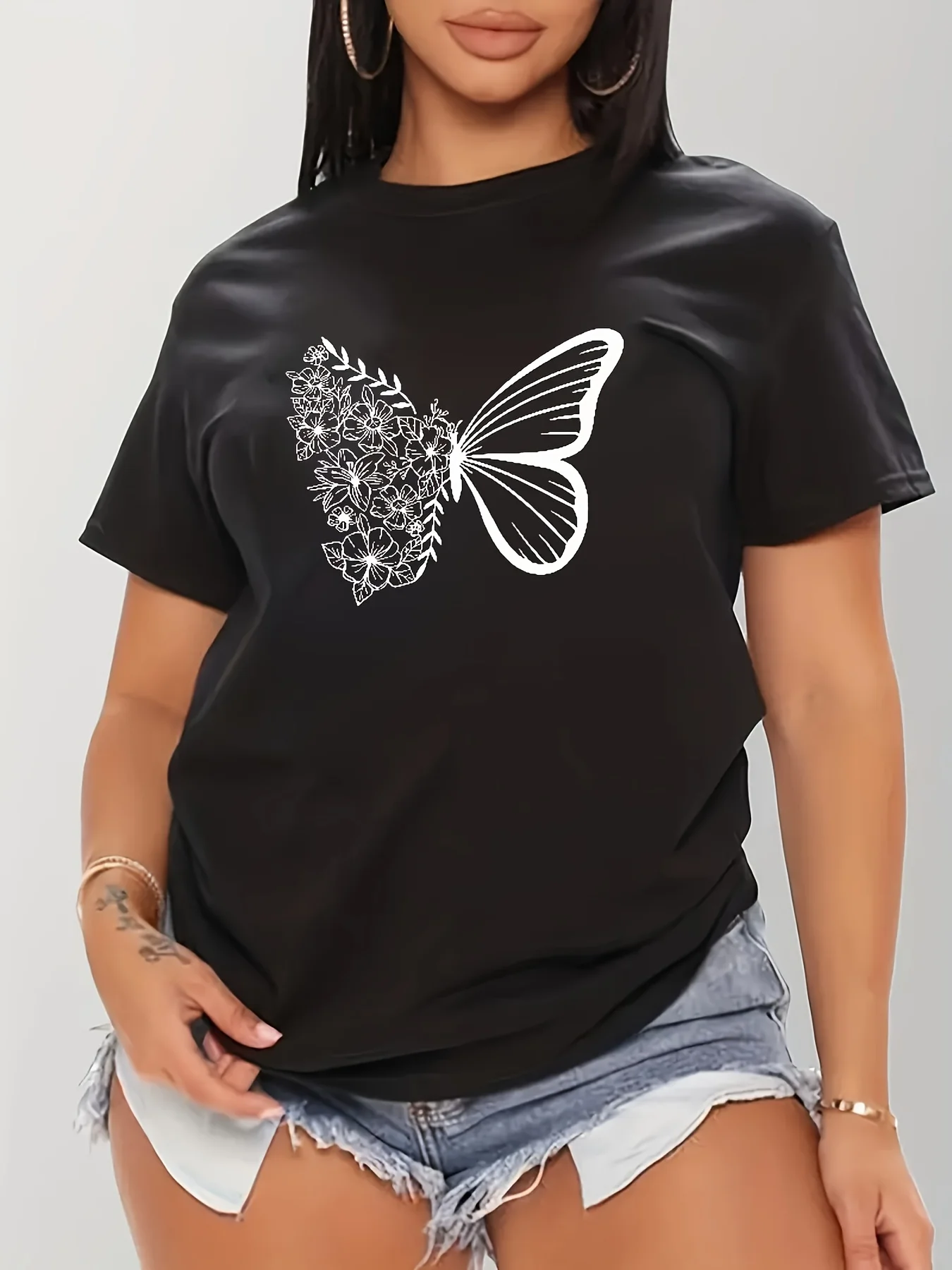 

Женская повседневная футболка с коротким рукавом и замысловатым принтом бабочки — черный легкий полиэстер с круглым вырезом
