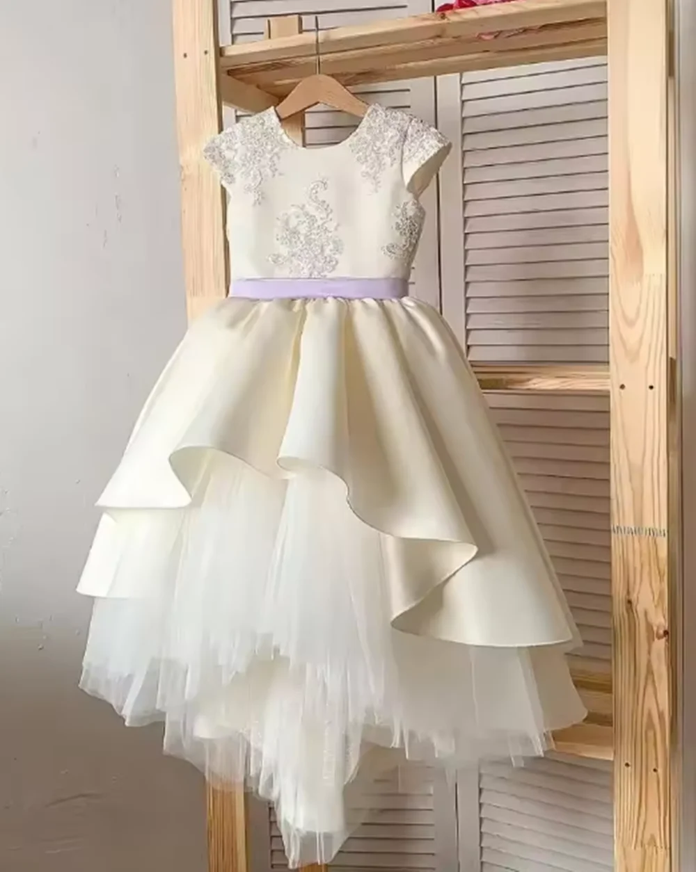 白いサテンのベビーガールドレス、ロングトレーンと大きなリボン付きフラワーガールドレス、結婚式やページェント用の女の子用ドレス、カスタムメイド