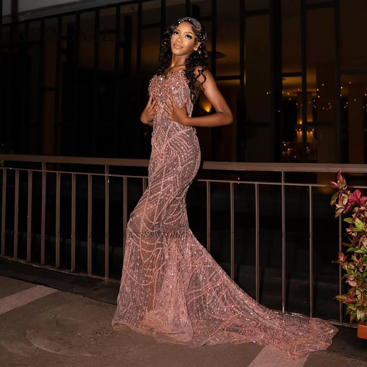 Abiti da sera a sirena personalizzati di lusso Abiti in pizzo Pennello con diamanti Treno Abito da compleanno Abiti da gala formali senza maniche