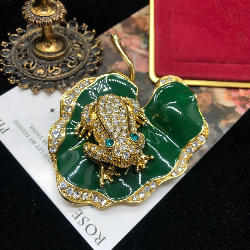 Crystal Green Frog Lotus Leaf Brooch High Quality Vintage New Design Luxury Gemstone Sleeve Collar Pin Jewelry for Women Banquet