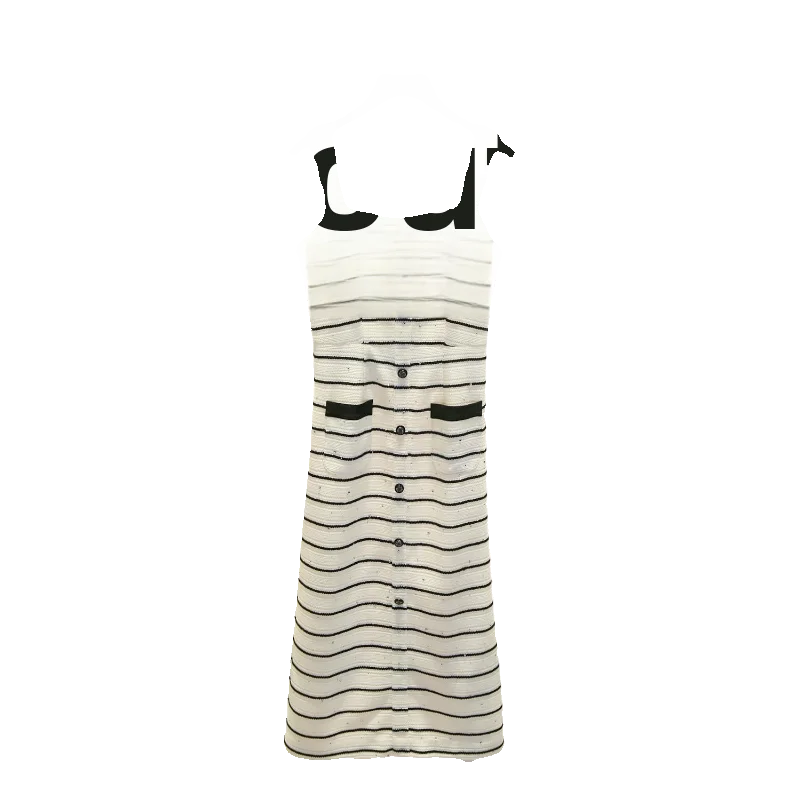 Elegancka letnia spódnica damska w paski, zdobiona diamentami, długa, rozkloszowana, z wysokim stanem.