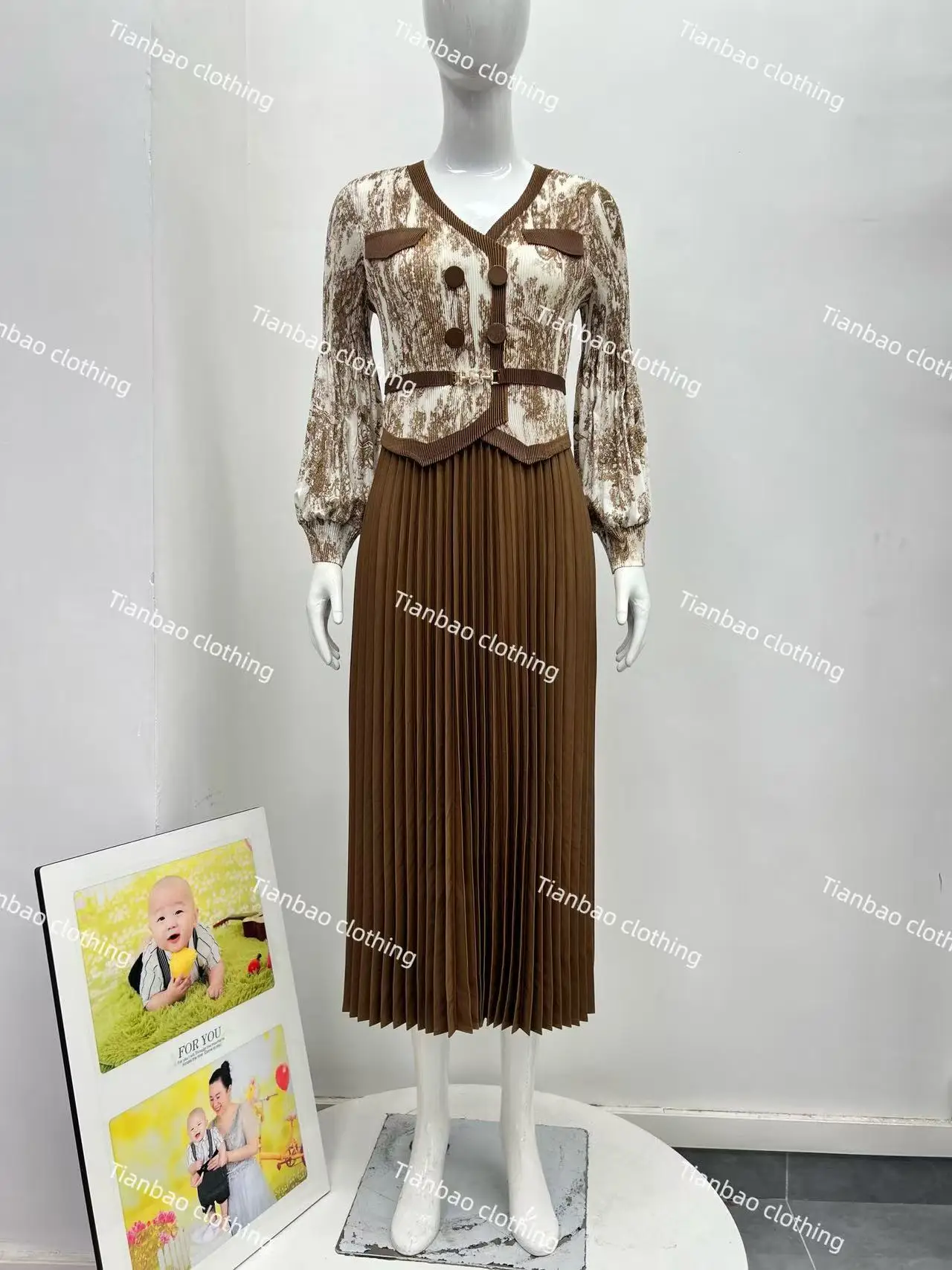 

Осень 2022, новое элегантное бронзовое плиссированное платье Miyake, плиссированное темпераментное свободное женское платье среднего и длинного размера на шнуровке