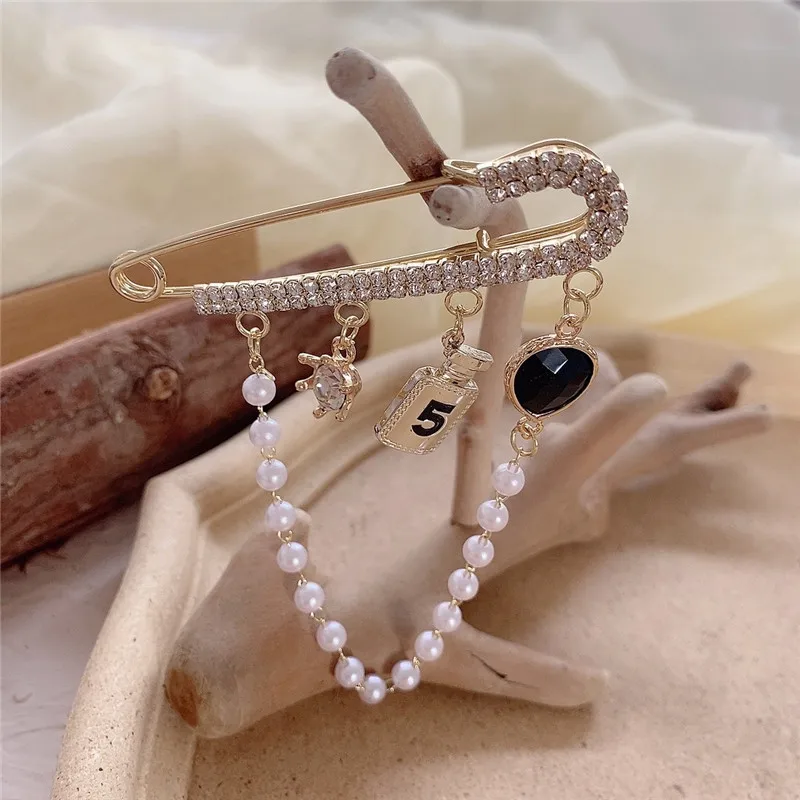 

Ins personality versatile small fragrance style brooch pin pearl rhinestone chest flower women's accessory