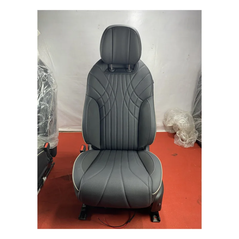 The electric seats for the driver and passenger in the Ruihu 9 have been replaced with a simulator seat for enhanced comfort