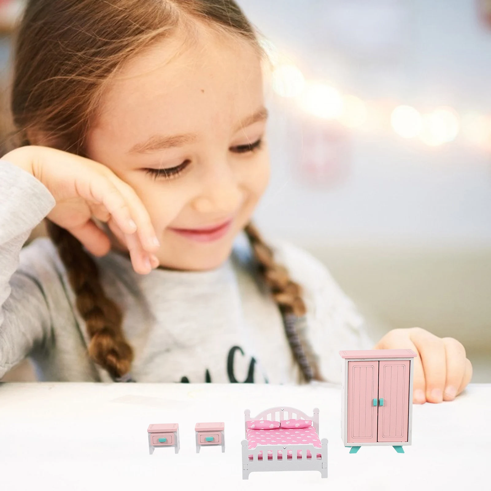 ドールハウスミニチュア寝室セット、幼児向けごっこ遊び用ミニ家具キット1セット、ベビーアクセサリー、ベッド、ワードローブ、ベッドサイドテーブル付き
