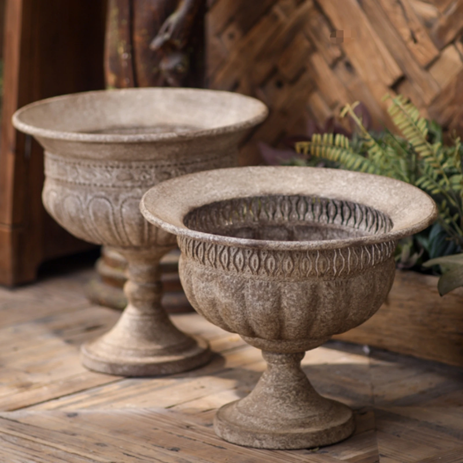 Pedestal Planter Antique Finish Goblet Planter Flower Pot Scalloped Relief Plant Holder Freestanding for Courtyard