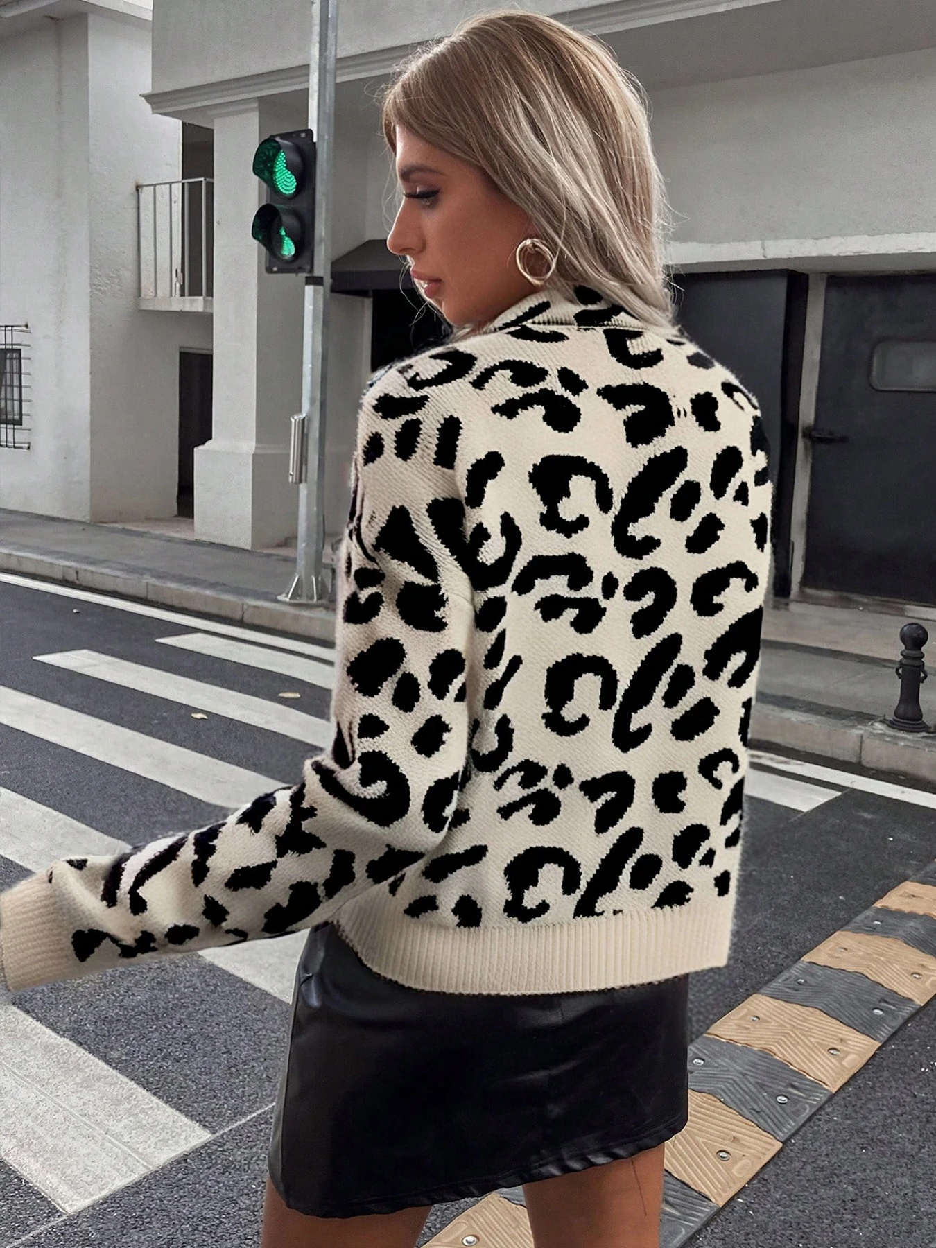 Women Turtleneck Leopard Print Knit Sweater, Regular Long Sleeve Regular Fit Pullover Knit Top For Autumn Winter