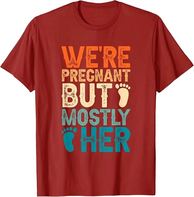 Wir sind schwanger, aber es ist hauptsächlich ihre Sache, Paar-Schwangerschaftsankündigungs-T-Shirt, Y2k-T-Shirt mit Grafik für den ersten Papa und die erste Mama, personalisiert – Detail 10