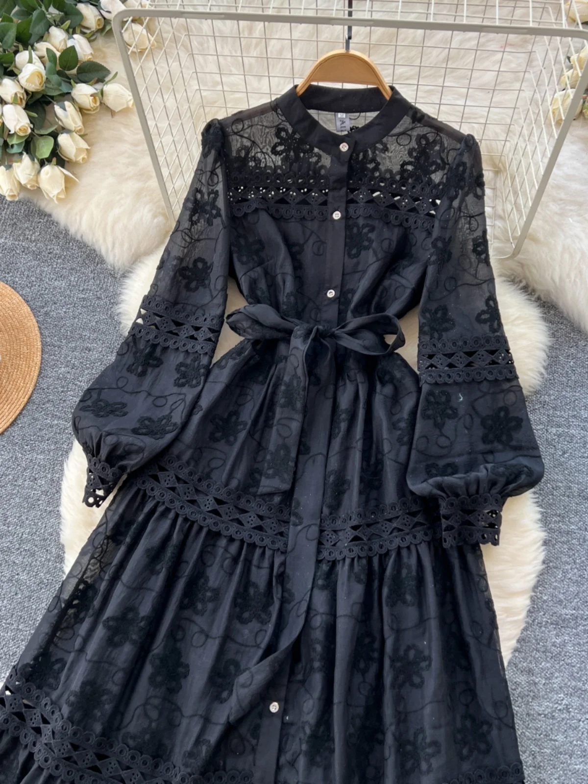 エレガントな宮廷風レディースロングドレス、透かし刺繍ベルト付き、秋冬新作、おしゃれなシングルボタンAラインドレス