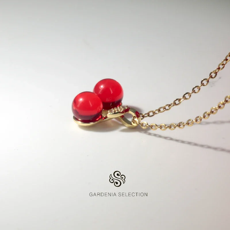 The popular small cherry necklace pendant is high-end red fashion and light luxury