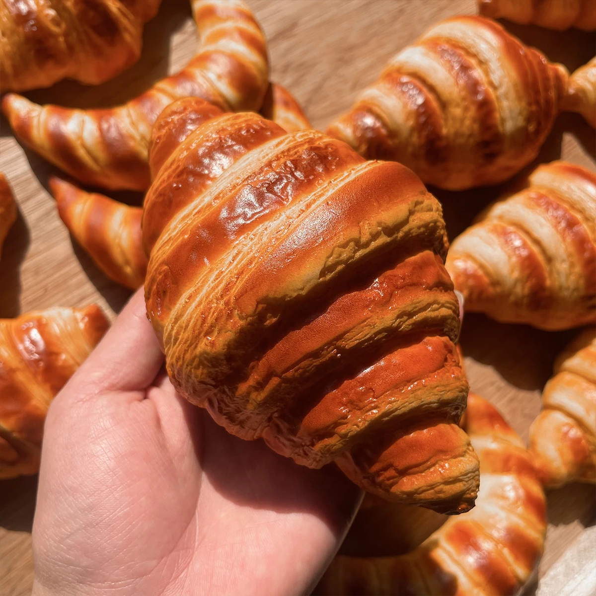 1:1 realistisches künstliches Croissant-Brot, gefälschtes Lebensmittelmodell, Simulation französisches Gebäck für Zuhause, Küche, Dekor, Fotografie-Requisiten – Detail 2