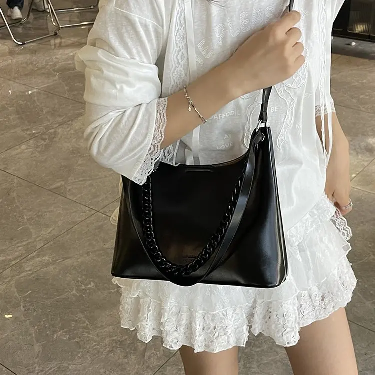 

2025 Winter 693 New Shoulder Messenger Bag Casual Bag Fashionable Versatile Handbag Commuter Bag Large Capacity