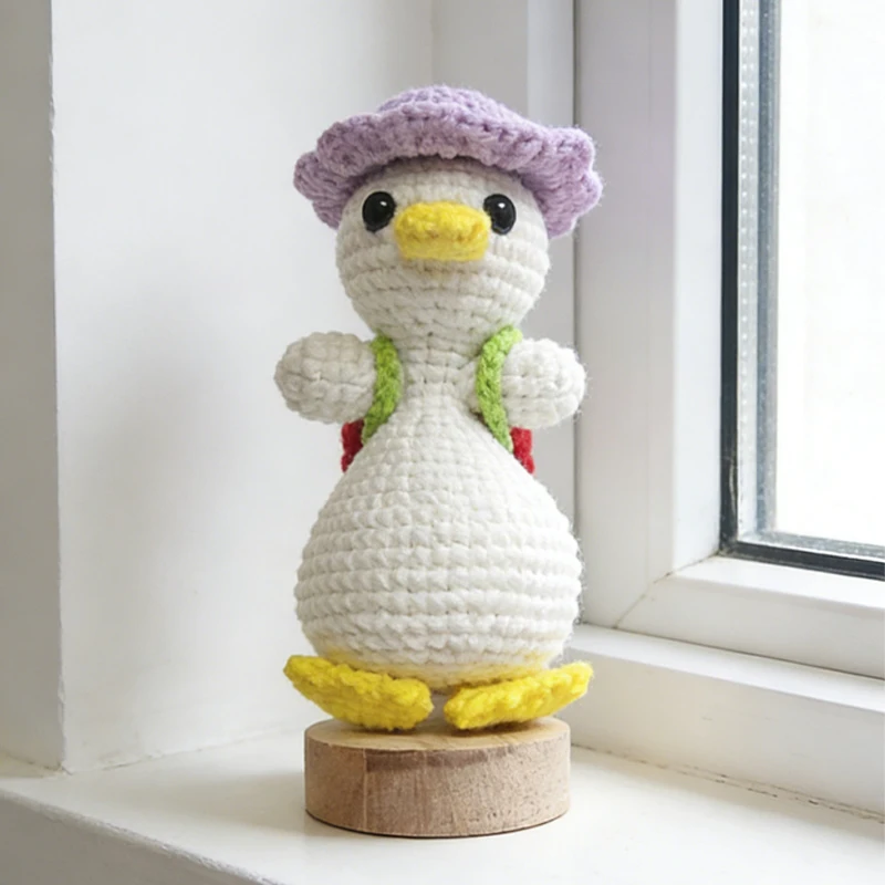 

Амигуруми — вязаная крючком кукла «Утка с рюкзаком» — может быть подарена в качестве небольшого презента, а цвет можно выбрать по индивидуальному заказу.