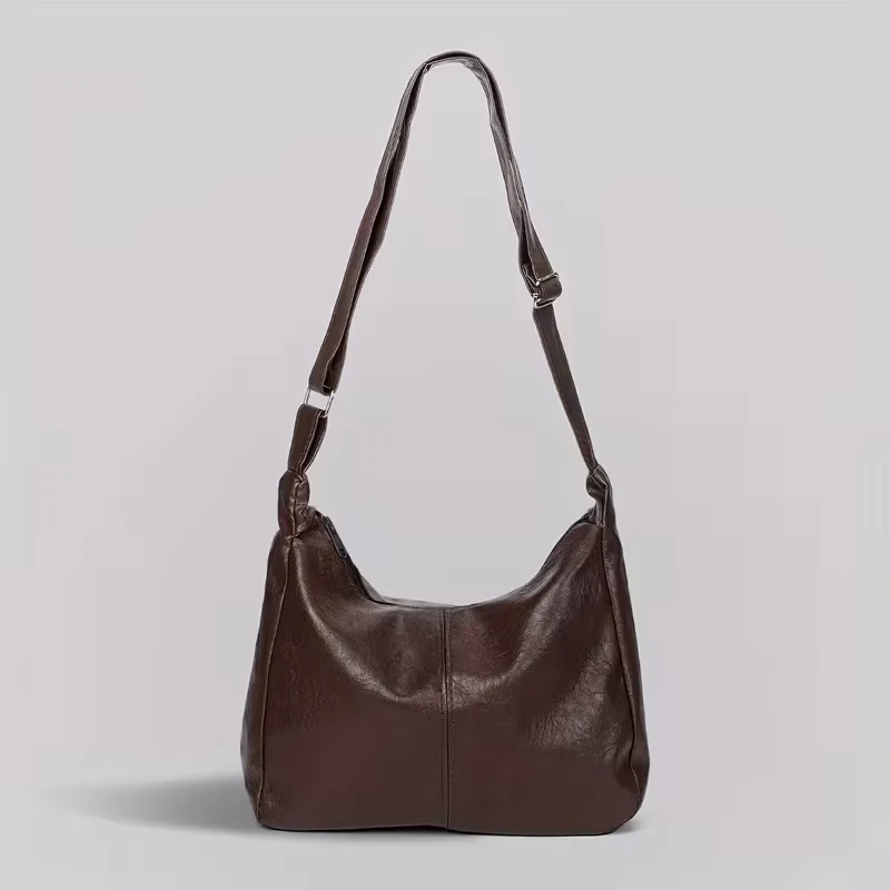 Damen-Umhängetasche aus weichem PU-Material mit großem Fassungsvermögen, im Vintage-Stil, lässige Crossbody-Tasche, Handtasche mit breitem Träger und einem niedlichen Plüsch-Schlüsselanhänger für den täglichen Gebrauch. – Detail 4