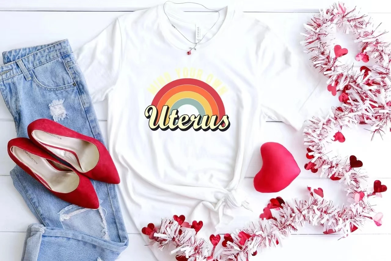 T-shirt estampado arco-íris dos desenhos animados das mulheres, Mind Your Own Uterus Slogan, Camisa feminina, Rua popular, Todos os jogos, Individualidade Girl Tee, Novo