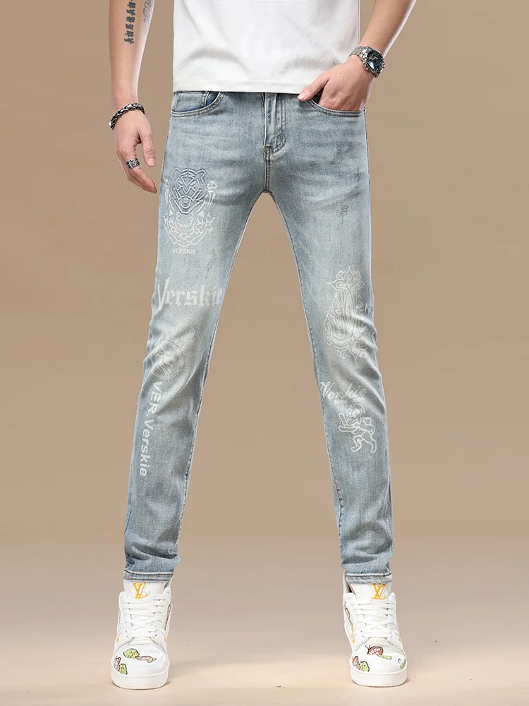 

Высококачественные мужские джинсы с голубым принтом, приталенный крой, маленькие ноги, эластичный модный тренд, новые длинные брюки весны/лета 2025 года.
