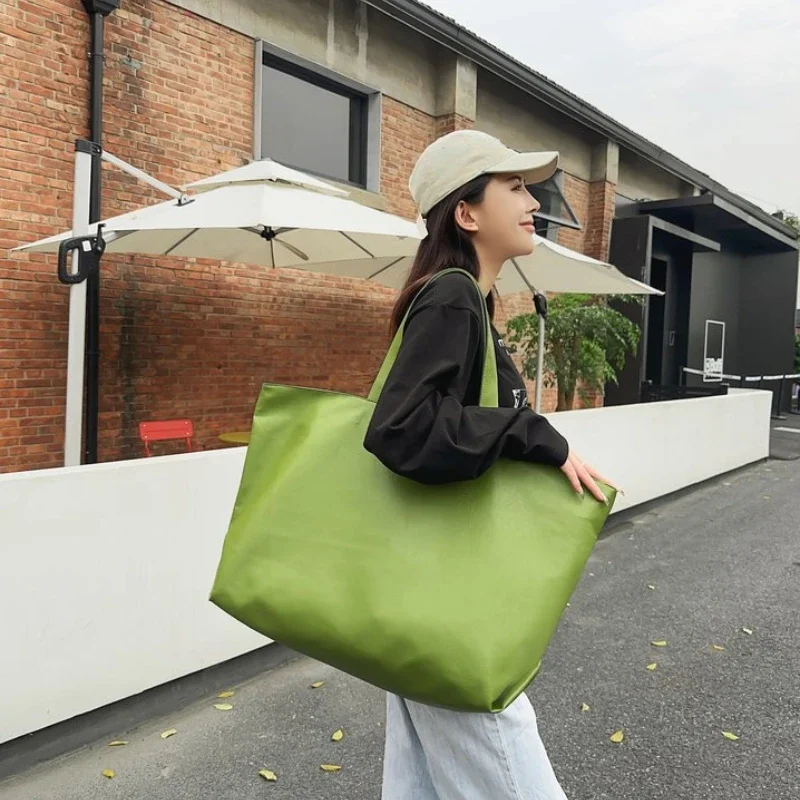 New PU Black Zipper Large Capacity Handbag Lightweight Soft Leather Shoulder Bag Unisex Simple Fashionable Versatile Tote Bags image 2