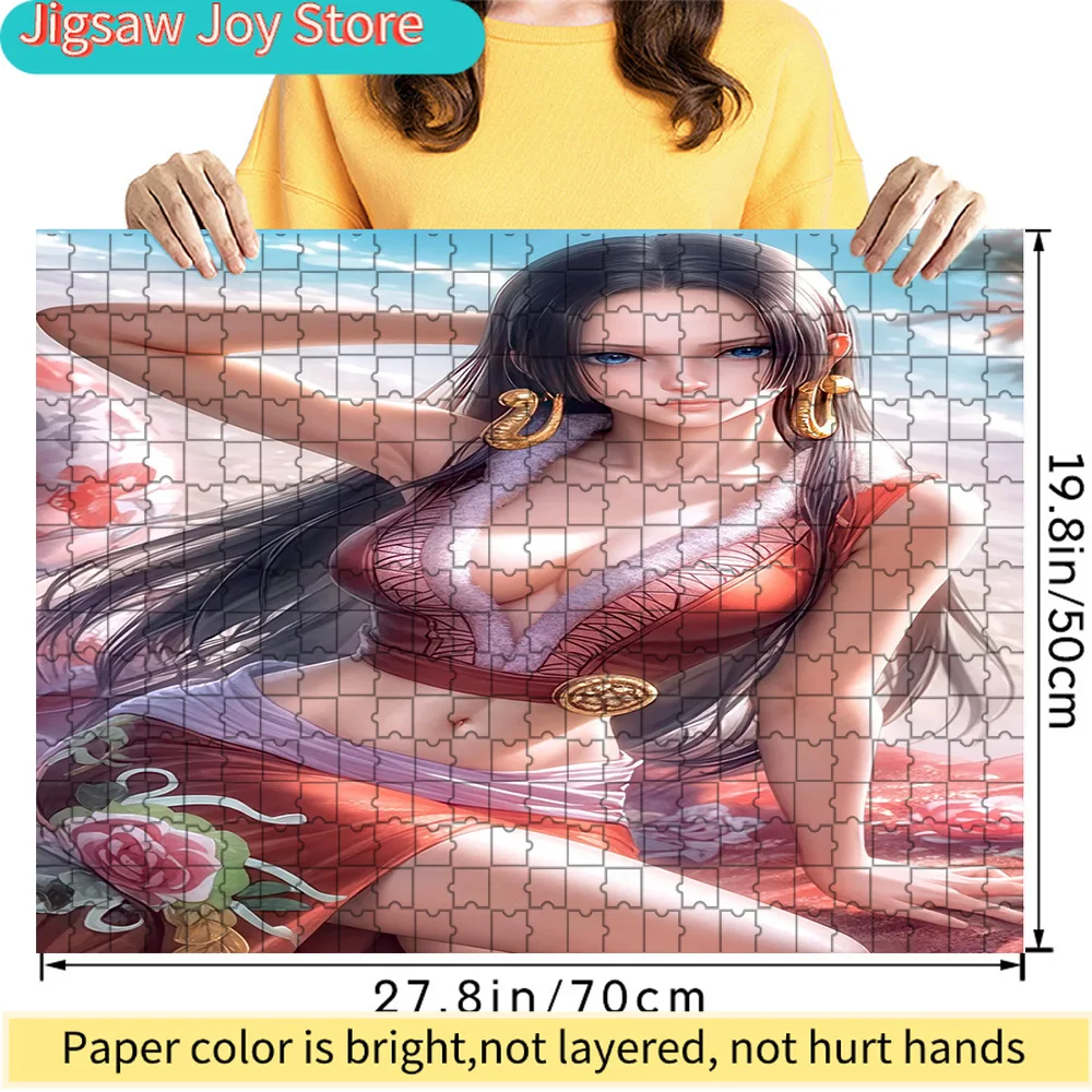 

Пазл из бумаги с изображением Боа Хэнкок из One Piece: длинные черные волосы, красный наряд, белая меховая отделка, цветочная юбка, поза сидя, Пиратская империя.