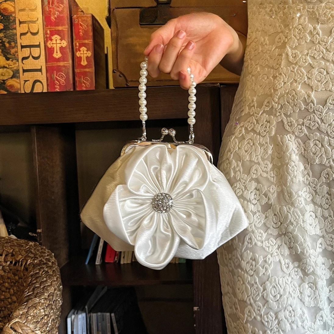 

Новая женская сумка в китайском стиле с жемчужной цепочкой, белая, с пятилепестковым цветком, роскошная дизайнерская сумочка, вечерняя сумка