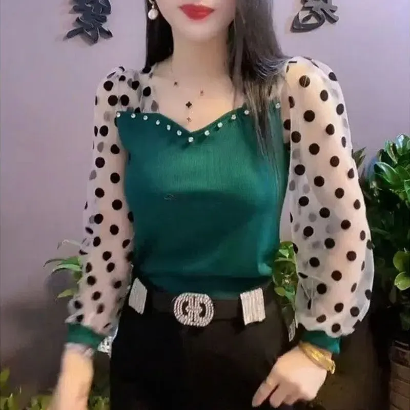 Blusa de gasa con estampado de lunares para mujer, Camisa ajustada de manga larga con cuello en V y abalorios, ropa elegante para primavera y