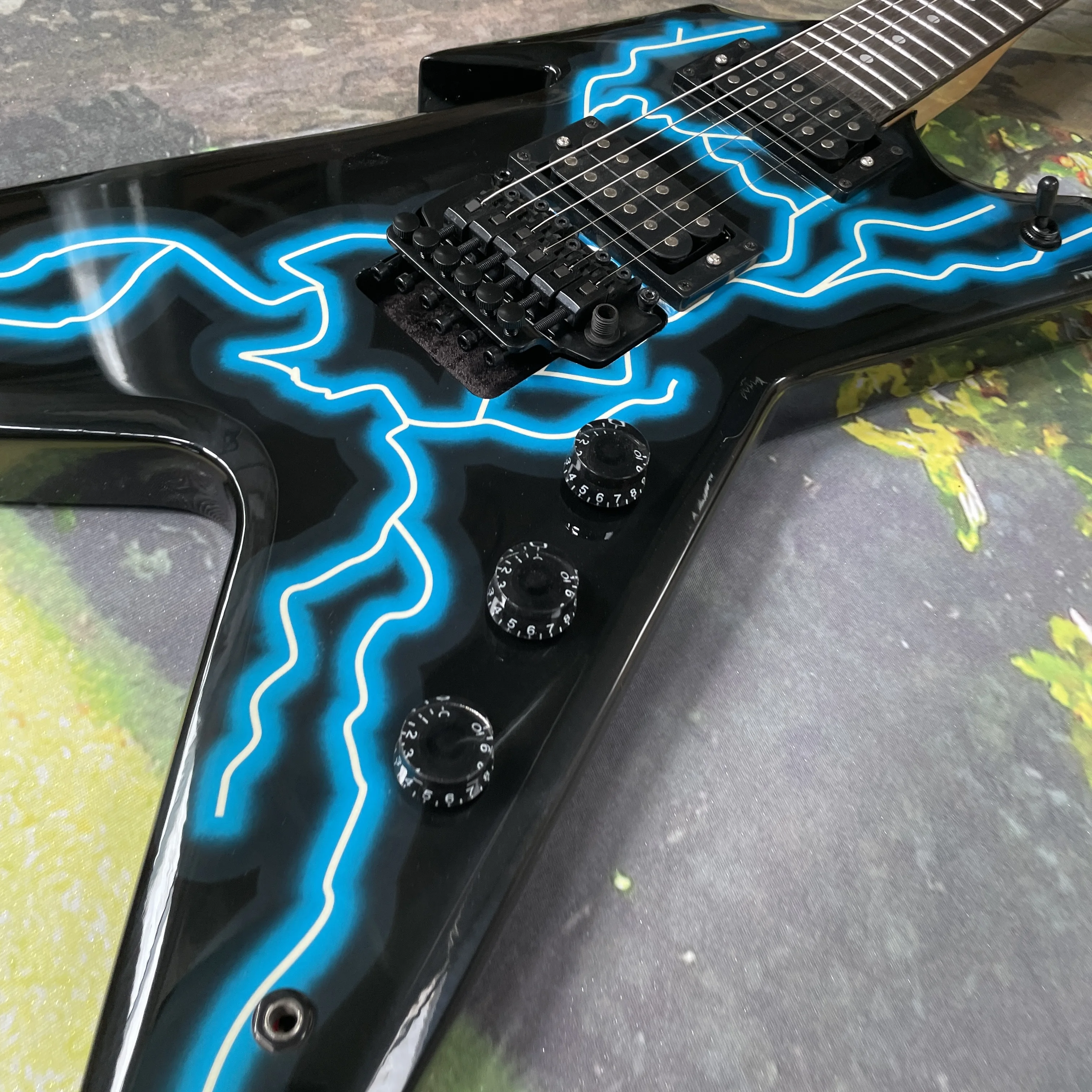 حار بيع الماهوجني الأزرق الغيتار الكهربائي 6 سلاسل القيثارات الأجهزة السوداء الغيتار