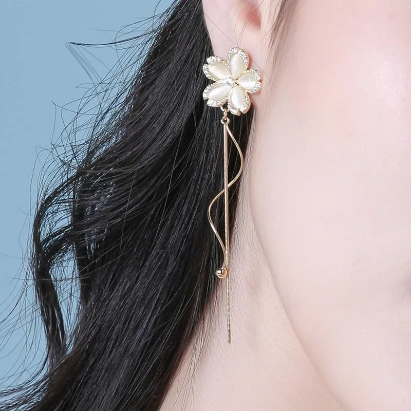 Exquisitely designed zircon butterfly flower earrings, making the face look slimmer. Flowing pendant-style women's earrings.