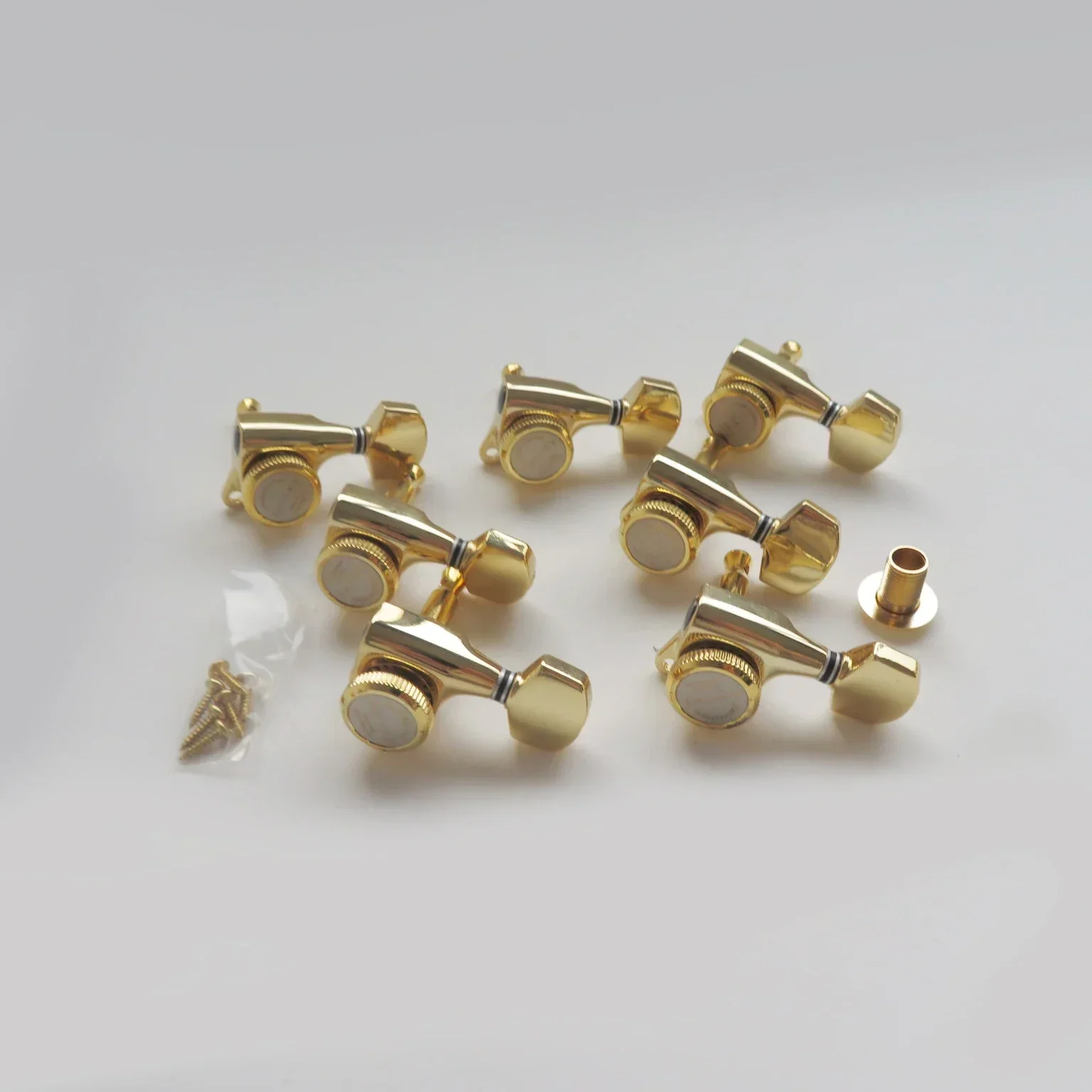 

Q-X Music Store-1 set 6R/6L/7R of golden guitar string tuners