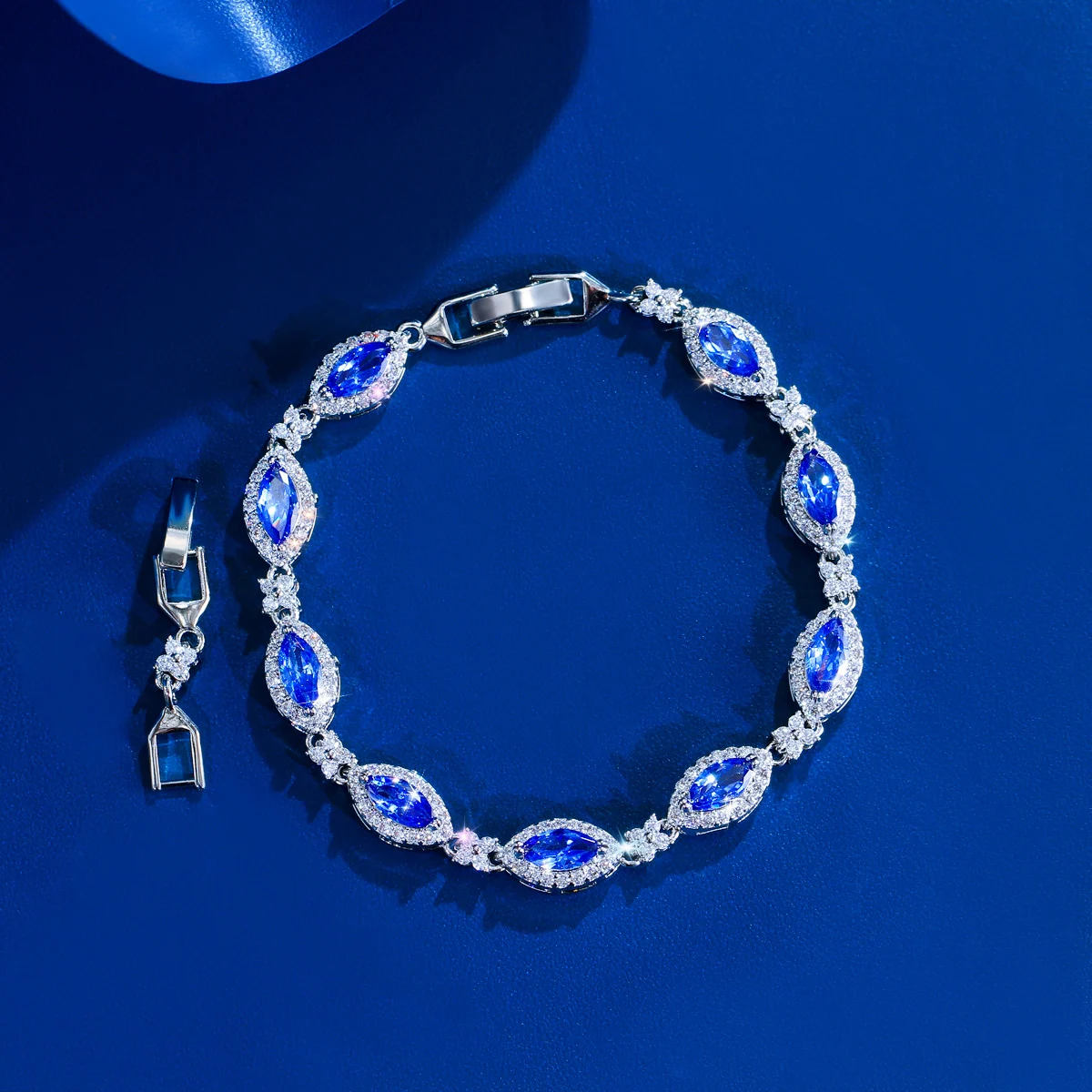 CWWZircons Exquisite, trendige, weiße CZ-Mikro-Pavé-Tennisarmbänder in ovaler Form für Damen, Hochzeit, Verlobung, Schmuckgeschenk S0279 – Detail 3