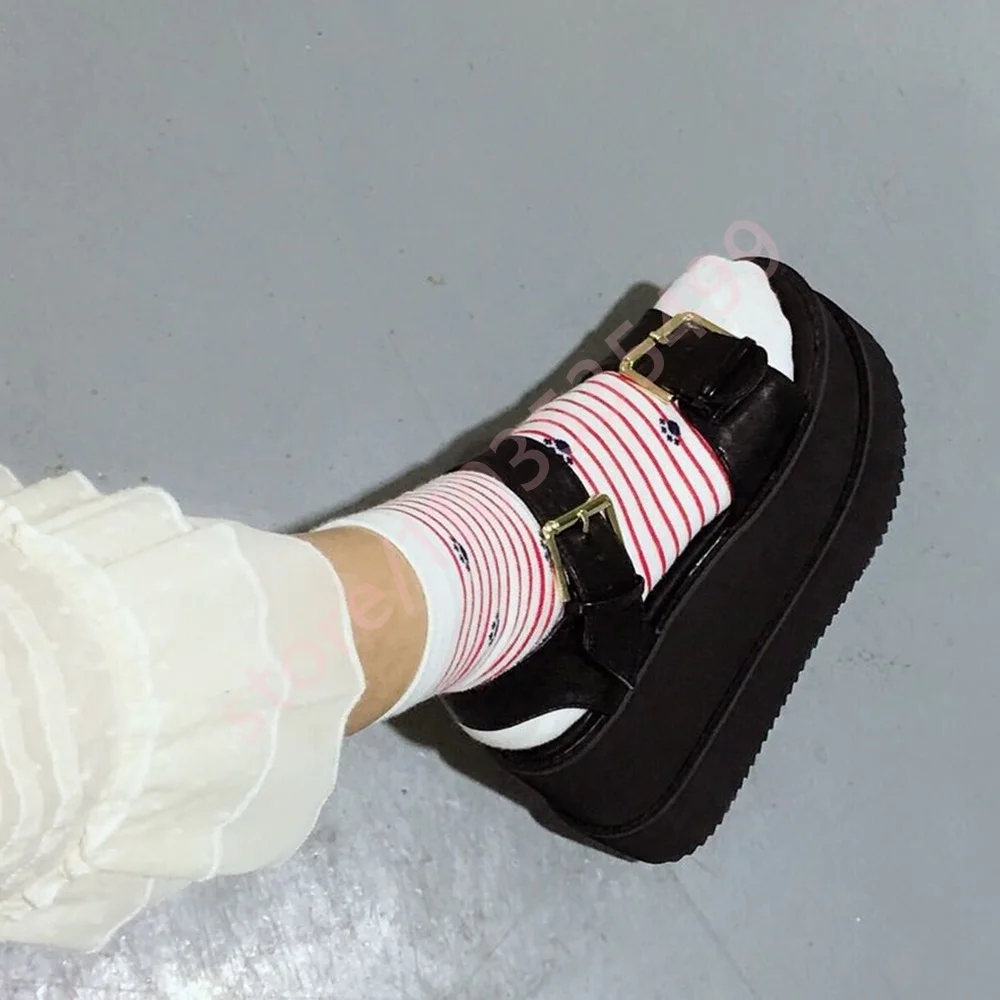 

Женские сандалии на танкетке на толстой подошве, новинка лета 2023, повседневная обувь с открытым носком, черные модные уличные сандалии на высоком каблуке с пряжкой