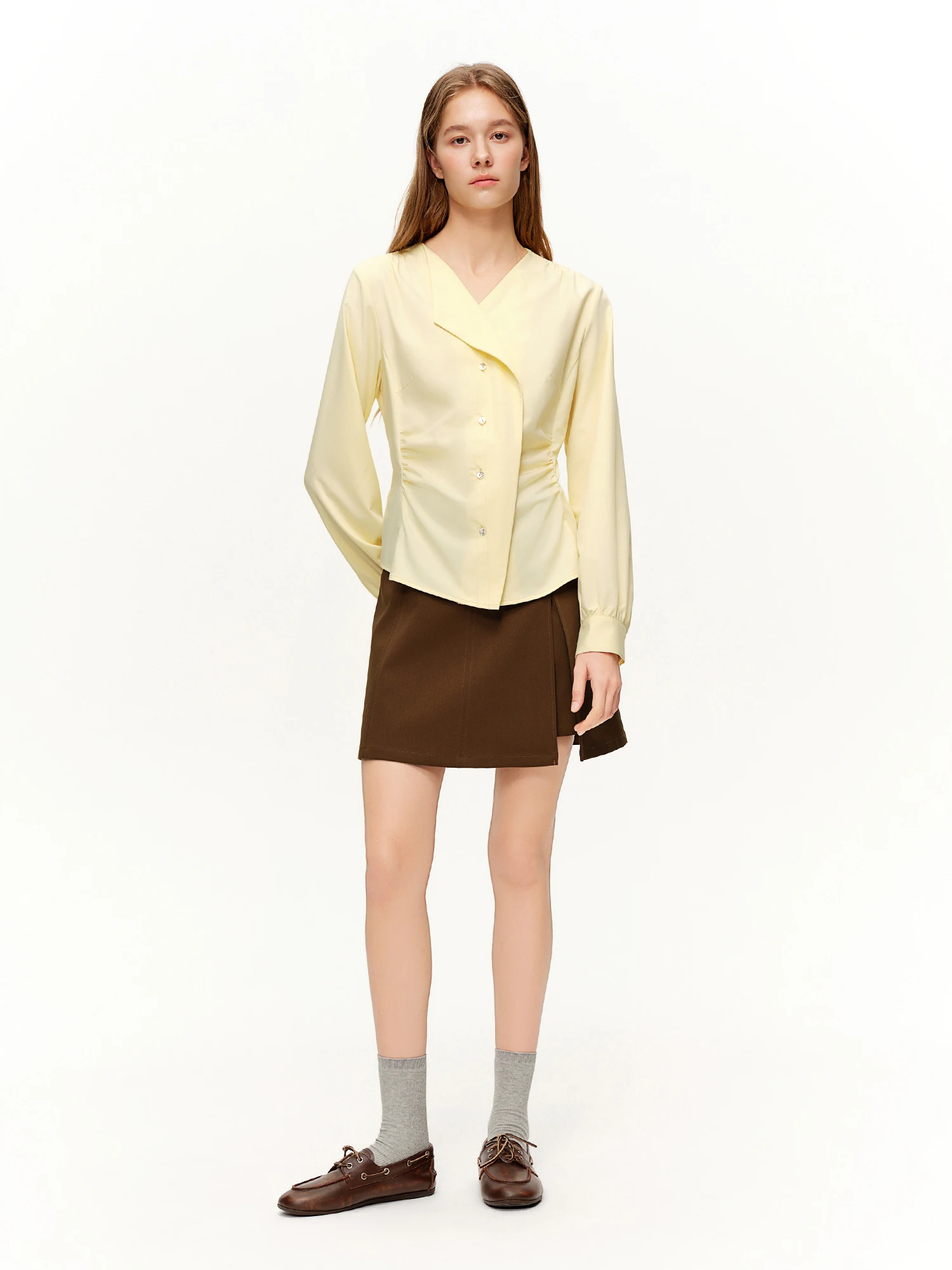 DUSHU 2026 เสื้อเบลาส์คอวีไม่สมมาตรสำหรับผู้หญิง ดีไซน์โดดเด่น ทรงเข้ารูป ใส่สบาย เหมาะสำหรับสไตล์ออฟฟิศ เสื้อน้ำหนักเบา