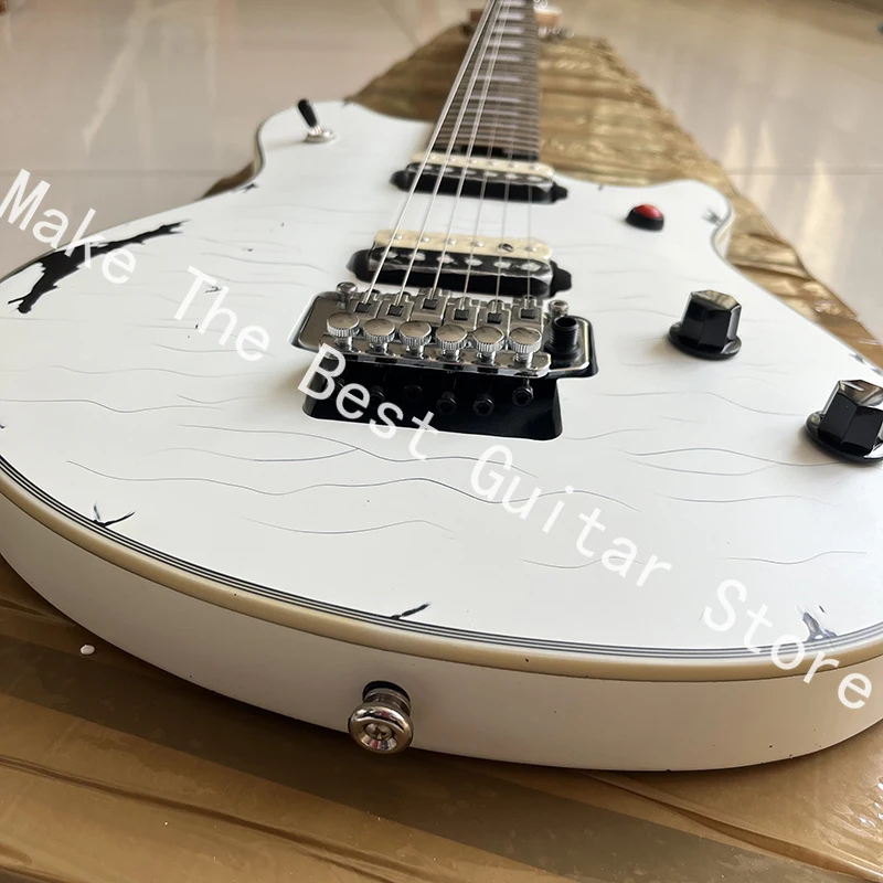 

Equipped with high-quality tremolo bridge electric guitar, old model, guaranteed quality, and fast delivery.