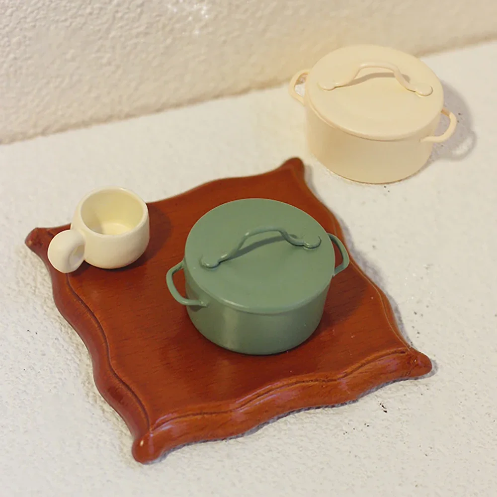 1/12 Puppenhaus Zubehör Miniatur Metall Suppentopf mit Abdeckung Mini Küchenutensilien Modell für Puppenhaus Dekoration OB11 Bjd