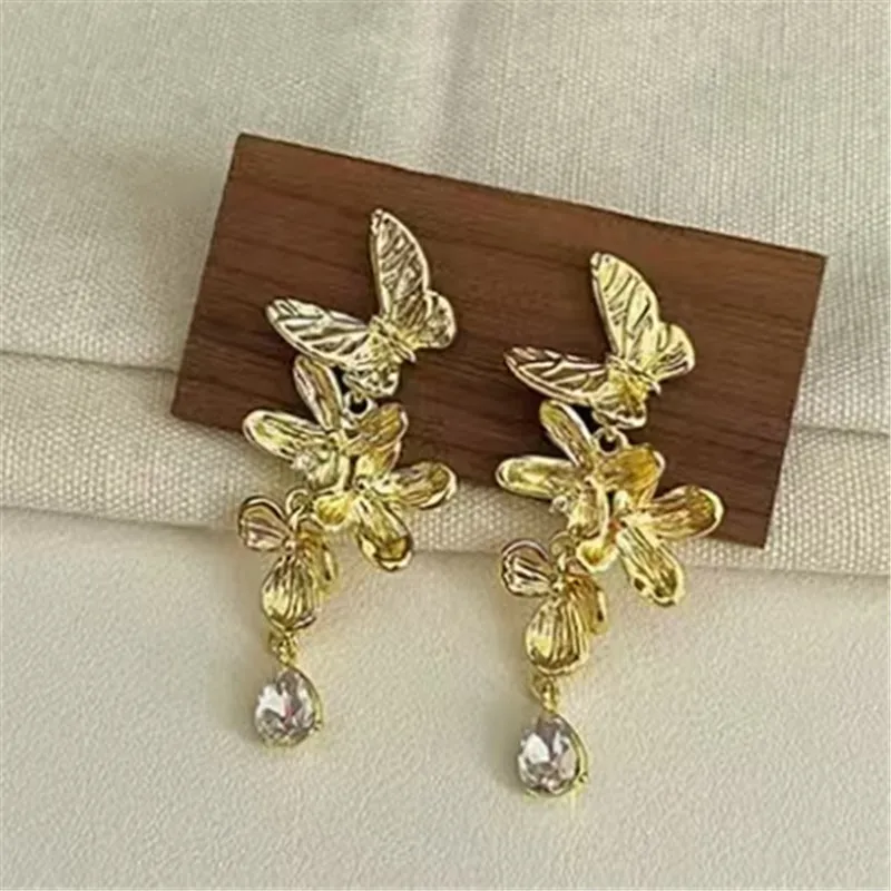 

Elegant Long Butterfly Earrings for Women Luxury Design Metal Jewelry Suitable for Parties And Travel Accessories