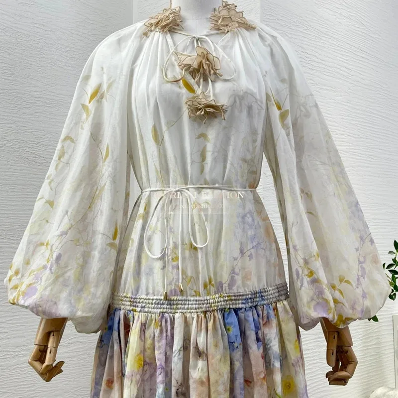 Sukienki damskie na jesień 2026, białe, z kwiatowym nadrukiem, rękawami typu lampion, długie rękawy, haftowane, mini.