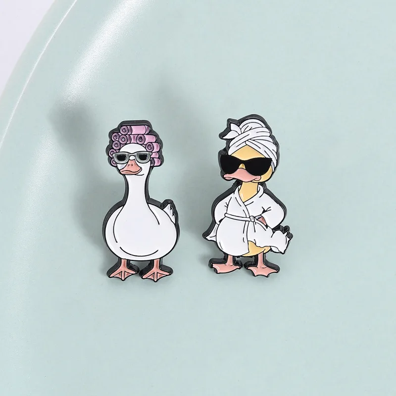 Creative Anthropomorphic Goose Badge Brooch Pins Cute Cartoon Bathrobe Wavy Duck Enamel Lapel Pin Accessory On Backpack Clothing