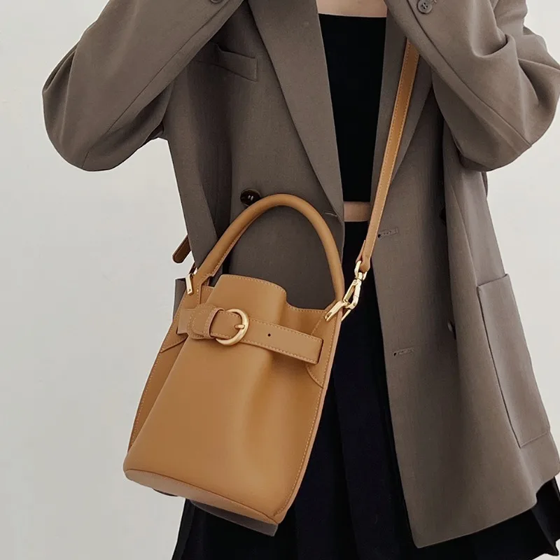 Bolso de cubo de cuero suave de alta calidad para mujer, nuevo bolso cruzado de un hombro con temperamento, bolsos pequeños para ir al trabajo, bolso de ocio