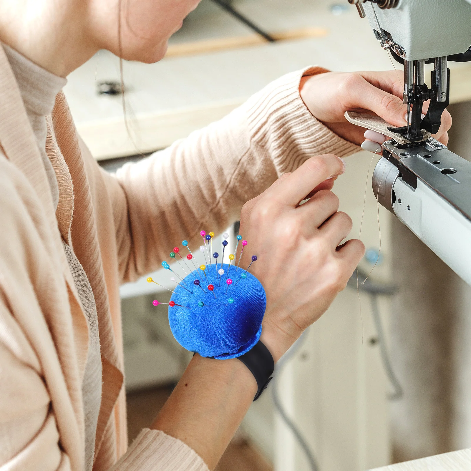 

Slap Bracelet Wrist Pin Cushion for Sewing Embroidery Needle Holder Portable Adjustable Craft Accessory Wearable Pincushion Band